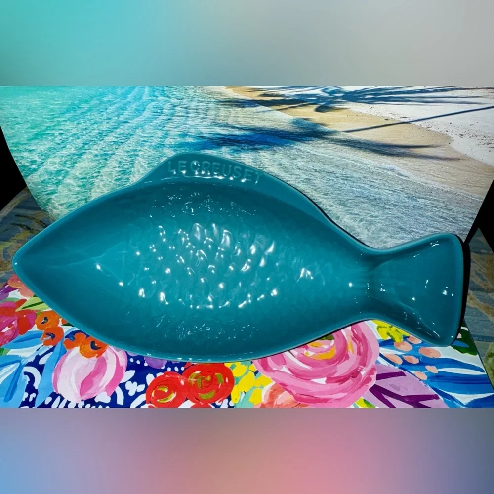 NWT NIB Le Creuset Caribbean Blue Medium Ceramic Stoneware Fish 🐠 Dish 10.5” - Picture 3 of 10